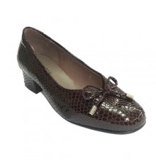 Woman patent leather shoe type simulates manoletinas snakeskin Roldán in bordeaux
