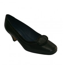 Zapato tacón medio con adorno cuadrado Pomares Vazquez en negro